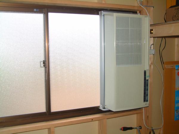 窓用エアコン取り付け 会社でも、休日も、いつも工具片手に・・・(;´ A``